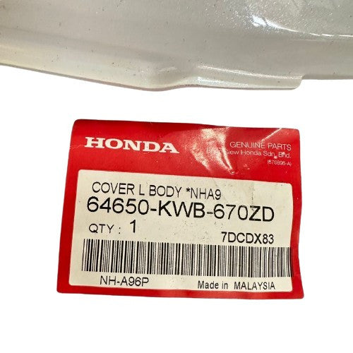 64650-KWB-670ZD COVER L BODY *NH-A96P* PEARL METALLOID WHITE - WAVE DASH V1